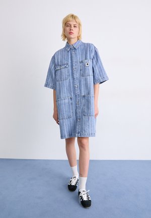 Blaues Jeanshemdkleid mit kurzen Ärmeln, zwei großen Fronttaschen und einem Knopfdesign. Verfügt über ein dezentes vertikales Streifenmuster.