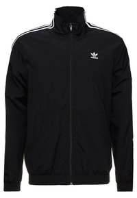 Giacca nera con zip realizzata in tessuto leggero, dotata di colletto alto, due tasche frontali e strisce bianche sui maniche.