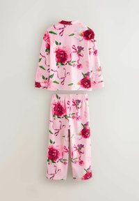 Blumen-Pyjama-Set mit langärmligem Oberteil und Hose aus pinkem Stoff. Es zeichnet sich durch große rote und pinke Blumenmuster mit grünen Blättern und Bändern aus.