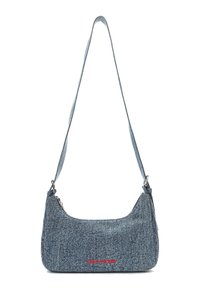 Denim-Schultertasche mit geschwungener Silhouette. Verfügt über einen oberen Reißverschluss, einen verstellbaren Tragegurt und ein rotes Logo-Detail auf der Vorderseite.