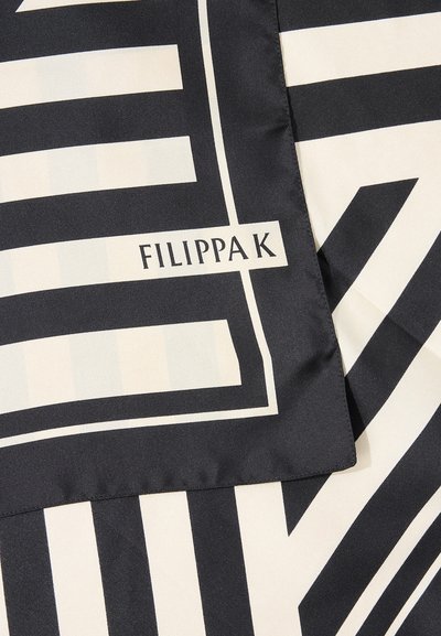 Υφασμα ριγέ ασπρόμαυρο με το όνομα της μάρκας "FILIPPA K" τυπωμένο σε ετικέτα ραμμένη κοντά στην άκρη.