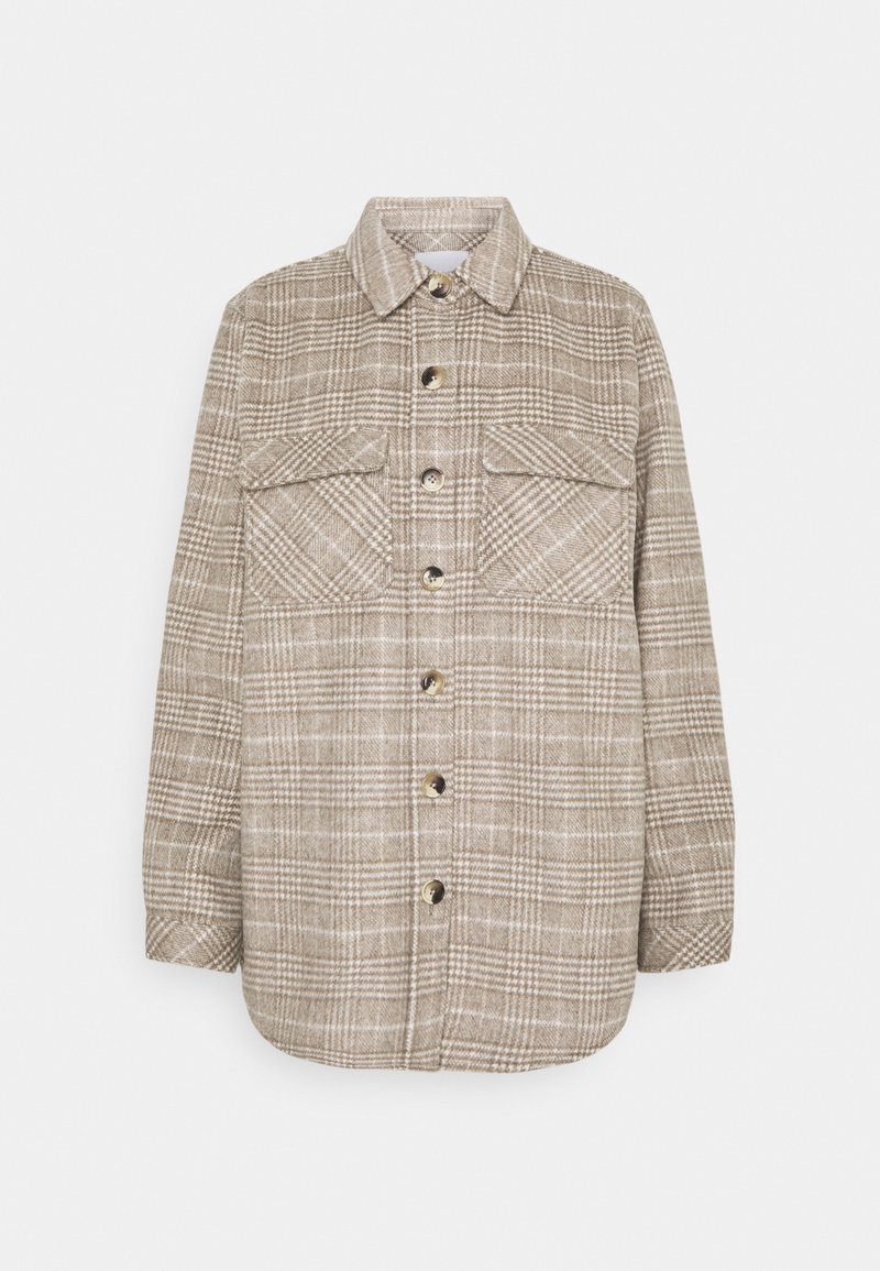 Veste-chemise à carreaux beige et blanc avec deux poches à rabat à l'avant et un col.