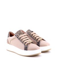 Un paio di sneaker beige a bassa sopra con pannelli in pizzo a stampa leopardata, occhielli dorati, suole bianche e dettagli glitterati sul tallone.