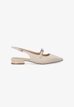 Beige slingback-sko med spids tå, lædermateriale, lille blokhæl og en justerbar rem med metalspænde.
