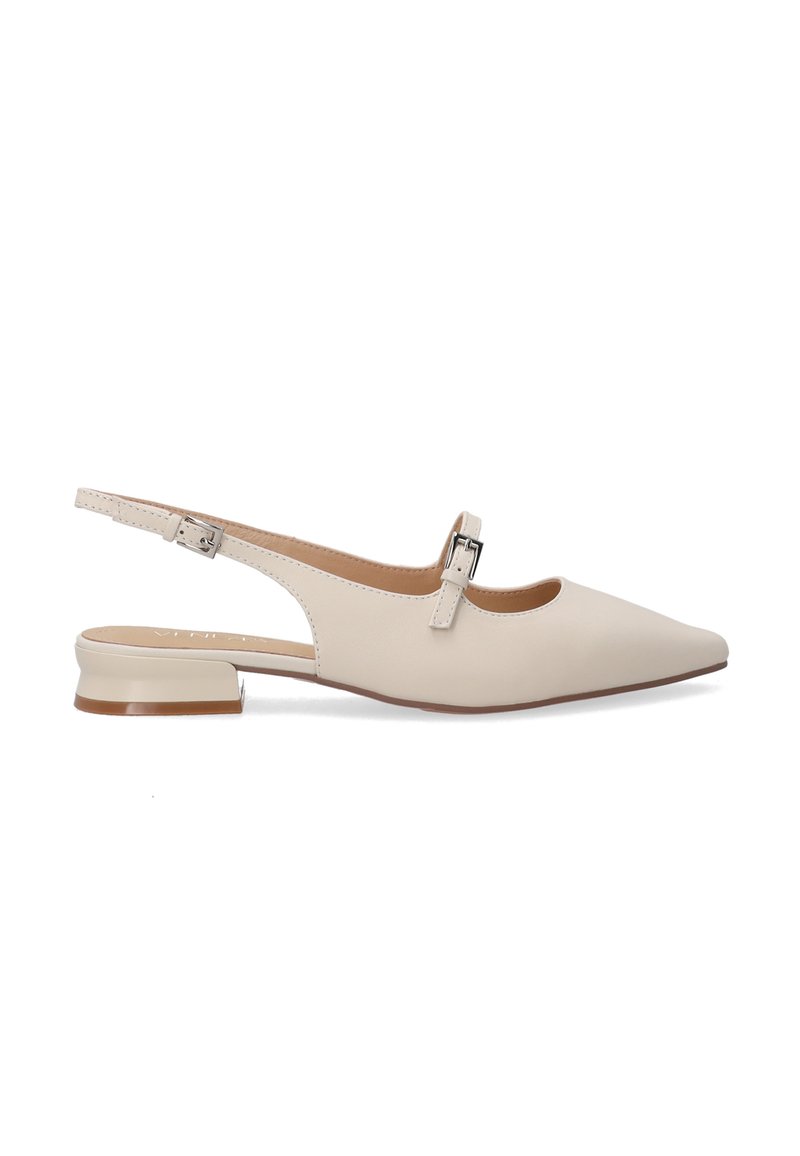 Béžová slingback plochá bota s špičatou špičkou, malým blokovým podpatkem, nastavovací páskem a hladkým koženým svrškem.