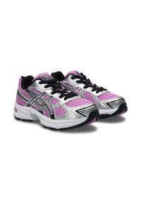 Silvriga sportskor med lila detaljer och svarta inslag, med en överdel i mesh, snören och en texturerad sula för grepp.