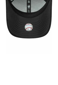 Zwarte baseballpet met een vlakke rand, met een ronde sticker met een honkbalontwerp in het midden van de onderkant van de rand.