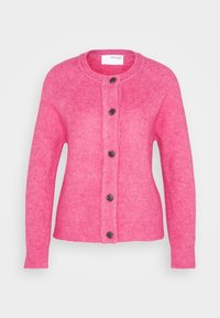 Rosa stickad cardigan med långa ärmar, rund halsringning och bruna knappar framtill. Mjuk textur med ribbad nederkant och ärmslut.