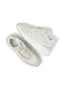Crème-kleurige sneakers met een bovenwerk van mesh en leer, een gewatteerde kraag, een gestructureerde zool en subtiele gouden accenten.