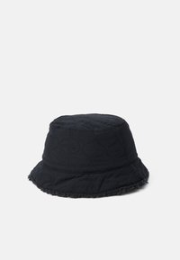 Schwarzer, gesteppten Bucket Hat mit weicher Textur, runder Krone und breiter, ausgefranster Krempe. Auf der Oberfläche ist ein dezentes Wellenmuster zu sehen.