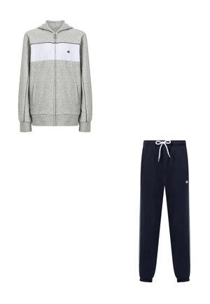 Grauer Kapuzenpullover mit Reißverschluss, weißem Brustpaneel und Marineblauen Jogginghosen mit Kordelzug, beide mit kleinem Champion-Logo auf der linken Seite.