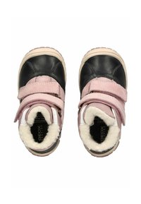Botas de cuero negro y ante rosa con dos correas de Velcro, forro de piel y suela de goma, vistas desde arriba.
