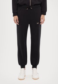 EA7 Emporio Armani PANTALONI - Spodnji deli trenirk - black