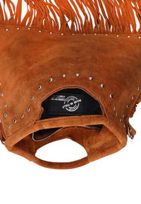 Borsa in suede marrone con borchie argentate, dettagli in frange, chiusura con zip e etichetta "Made in Italy" all'interno.