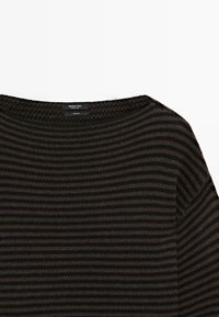Maglione in lana a strisce orizzontali marrone scuro e nero con scollo rotondo, texture in maglia e etichetta Massimo Dutti all'interno del colletto.