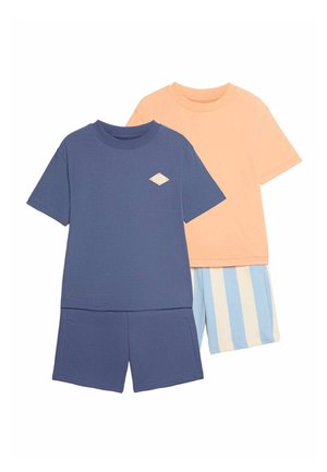 Dos conjuntos de camisetas de manga corta y pantalones cortos para niños, un conjunto azul marino y un top melocotón con pantalones cortos a rayas azules y blancas.