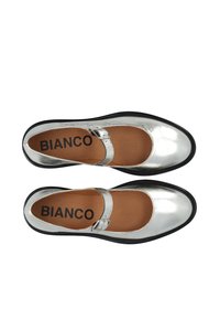 Zilveren metallic Mary Jane-schoenen met een ronde neus, verstelbare band en een zwarte rubberen zool. Merknaam "Bianco" zichtbaar aan de binnenkant.
