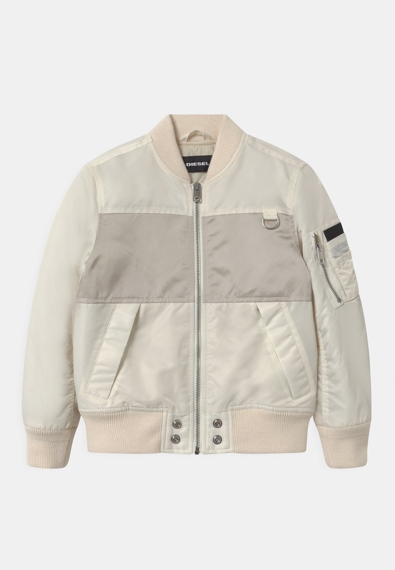 Veste bomber beige avec un panneau horizontal marron clair, poignets côtelés, deux poches latérales et une poche latérale avec détaillé de fermeture éclair.