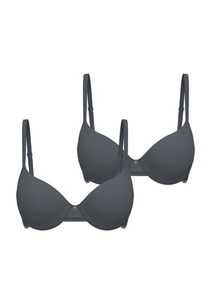 Dvě tmavě šedé podprsenky s vycpávkami, nastavitelnými ramínky a malými ozdobnými přívěsky uprostřed přední části na bílém pozadí.