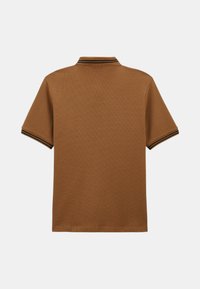 Polo marron avec une finition texturée, présentant des manches courtes et des accents de rayures noires sur le col et les bords des manches.