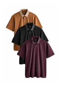 Tre polo shirt da uomo di taglia media in marrone, nero e bordeaux, ciascuno con colli a motivi a contrasto, disposti sovrapposti.