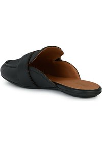 Sandali slip-on in pelle nera con un design curvo, punta aperta e dettagli a fascia incrociata. L'interno presenta una suola liscia marrone.