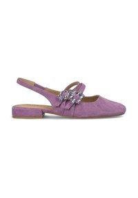 Scarpe slingback in suede lavanda con punta tonda, tacco piatto e doppie fasce con fibbie decorate sulla parte anteriore.
