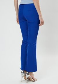 INFLUENCER FLARED - Pantaloni - royal
