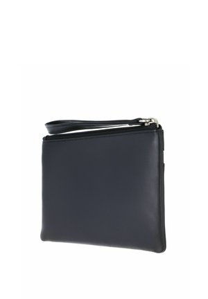 Pochette en cuir noir avec fermeture éclair et bracelet de poignet attaché, forme rectangulaire, texture lisse et détail de la fermeture éclair argentée.