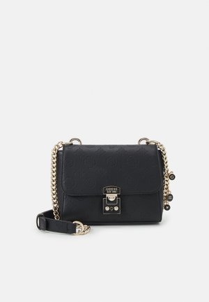 Czarna torebka na ramię Guess z tłoczonym wzorem z logo, złotym łańcuszkiem na pasku i metalowym zatrzaskiem z przodu z nazwą marki i napisem "EST 1981".