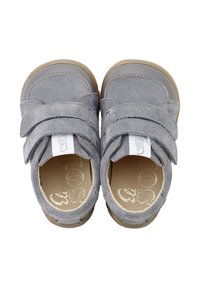 Zapatos de ante gris con puntera redondeada y correas ajustables de Velcro. La suela es de goma color beige, y el interior presenta un discreto logotipo.