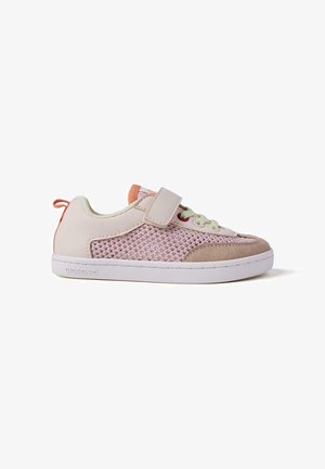 Baskets multicolores avec une tige en mesh rose pâle, un bout en daim rose doux, des lacets verts et une bride velcro. Semelle en caoutchouc blanche.