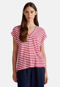 Camiseta a rayas con escote en V, con rayas horizontales rojas y blancas, mangas cortas y un corte relajado.