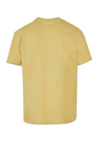 Bomulds T-shirt i lys gul, korte ærmer, rund hals, blød tekstur, ren ryg uden grafik eller mærker, lige kant.