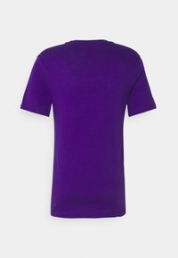 Jednoduché fialové tričko s krátkým rukávem a kulatým výstřihem, zobrazené zezadu na bílém pozadí.