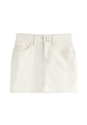 Hvid denim miniskelæt med to forlommer, bæltestropper, dobbelt knaplukning og synlige sømdetaljer.