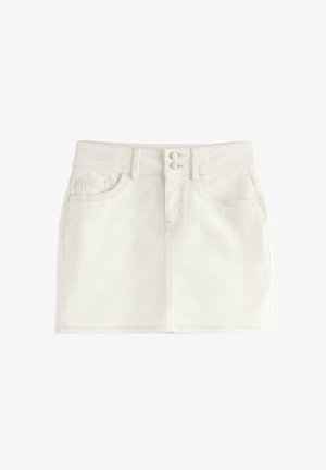 Valkoinen denimmiten lyhyt hame, jossa kaksi etutaskua, vyölenkit, kaksinkertainen nappikiinnitys ja näkyvät ompelusaumat.