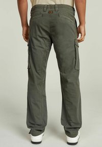 Groene cargo pants met een relaxte pasvorm, dubbele zijzakken en een trekkoordsluiting bij de enkels. Gemaakt van een duurzame, gestructureerde stof.