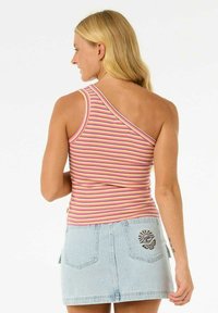 Gestreift, geripptes Tanktop in Pink, Orange und Weiß mit einem Schulterdesign. Kombiniert mit einem hellblauen Jeans-Minikleid mit gesticktem Detail.