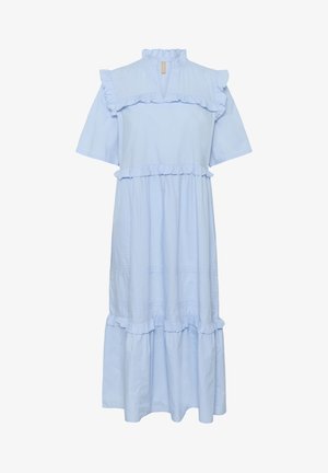 Világoskék midi ruha rövid ujjakkal, fodros díszítésekkel a yoke-on, derékrészen, ujjakon és szegélyen, valamint egy kis hasítékkal a nyakkivágásnál.