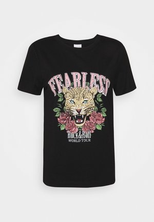Maglietta nera in cotone con grafica della testa di un leopardo dagli occhi blu, circondata da rose rosa e testo: "FEARLESS Rock&Roll WORLD TOUR."