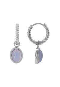 Boucles d'oreilles en argent avec un design torsadé et une pendentif oval translucide violet, mettant en avant une texture lisse et une surface réfléchissante.