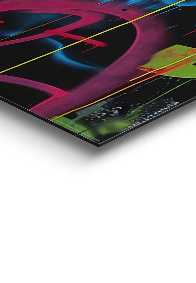 Nahaufnahme eines abstrakten Kunstwerks mit kräftigen rosa und blauen Formen, gelben diagonalen Linien und einem schwarzen und grünen Hintergrund.