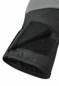 Schwarzer und grauer Textilhandschuh mit sicherem Klettverschluss am Handgelenk, ausgestattet mit einer glatten Außenseite und robusten Nähdetails.