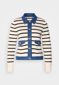 Cardigan a righe con una base color crema e strisce nere, colletto in denim e tasche. Bottoni frontali e dettagli in denim a contrasto.