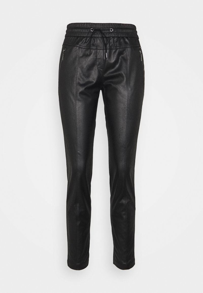 Pantalons en simili cuir noir avec une coupe slim, taille élastique, détail à cordon de serrage et poches zippées sur les côtés. Texture lisse.