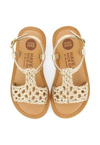 Beige leren sandalen met een geweven bandontwerp, gouden accenten en een tan zool. Verstelbare enkelband voor een veilige pasvorm.
