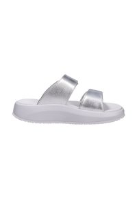 Sandalias deslizantes metálicas plateadas con dos correas anchas, una suela de espuma blanca y una plantilla texturizada para mayor comodidad.