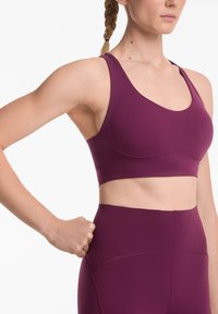 OYSHO MEDIUM-SUPPORT COMPRESSIVE WITH CUPS - Športni modrček s srednjo podporo - dark red