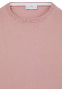 Helle rosa gestrickte Sweater mit Rundhalsausschnitt und geripptem Kragen. Weiche Textur ohne sichtbare Muster oder Verzierungen. Größe L Etikett sichtbar.